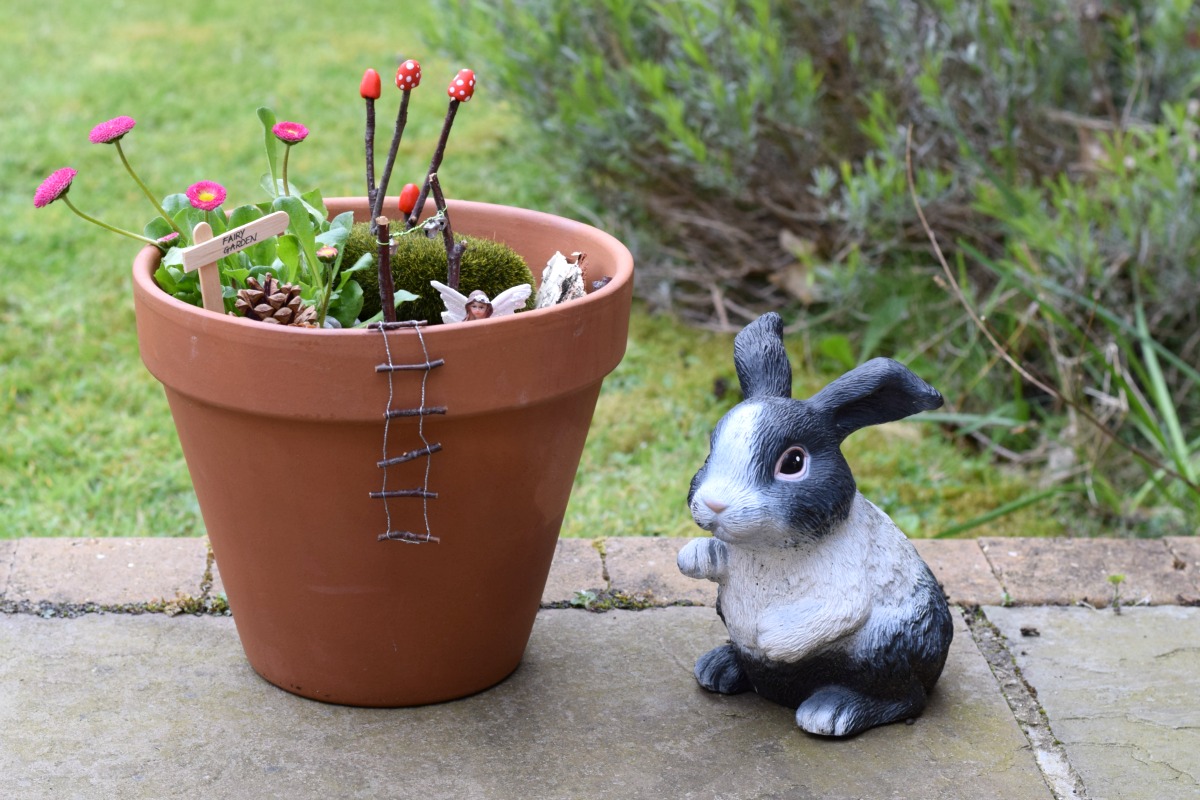 Flowerpot with bunny http://rainbeaubelle.com