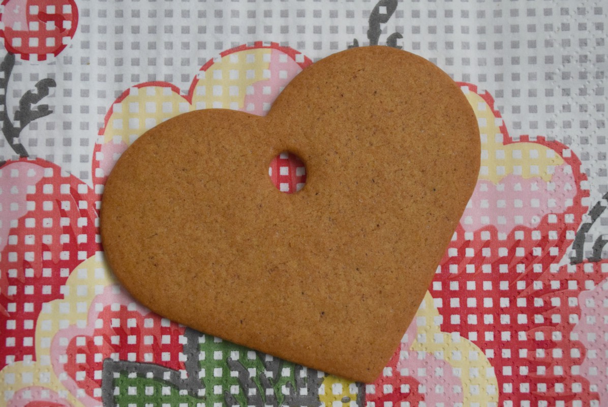Heart biscuit from Ikea http://rainbeaubellle.com